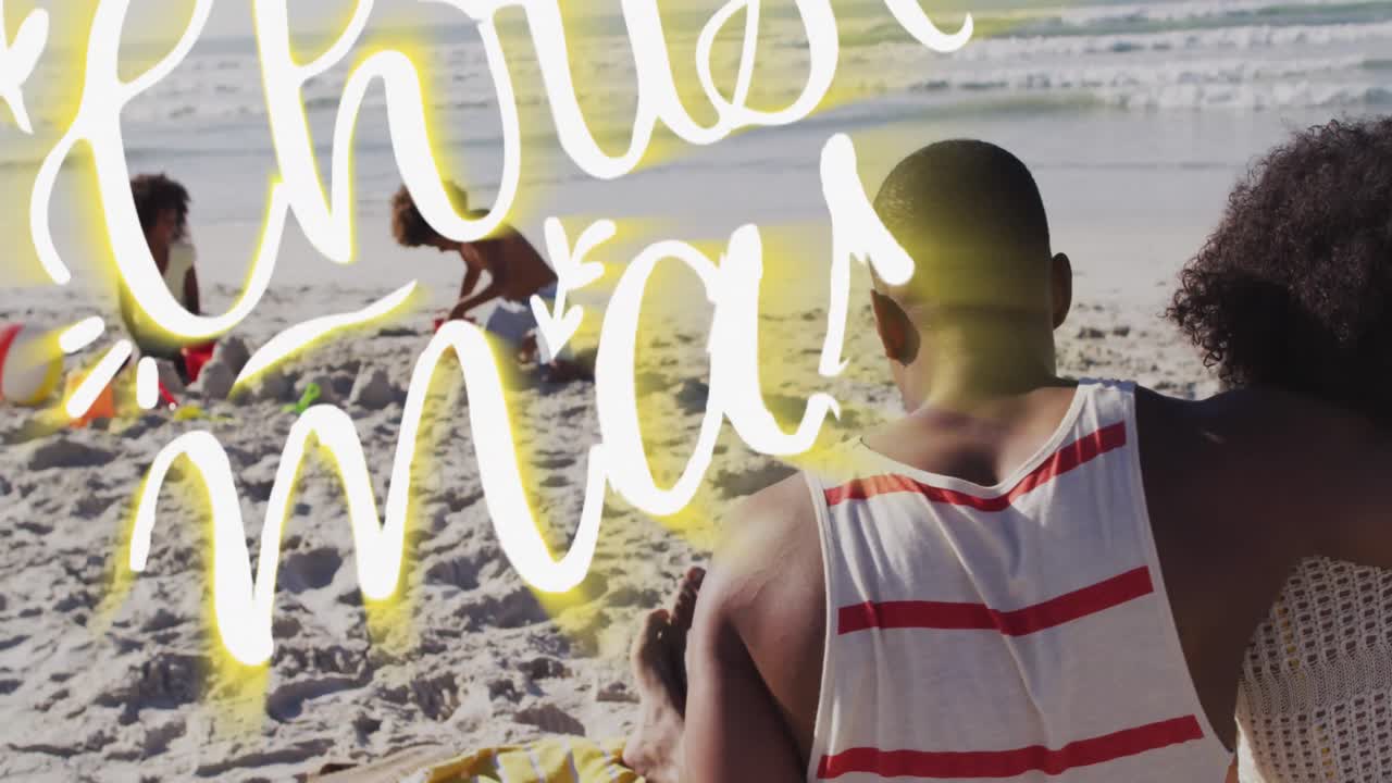 animación de saludos de navidad texto sobre pareja biracial con hijo e hija en la playa.