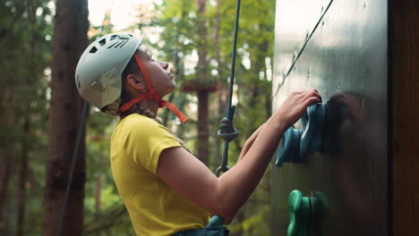 Chica-En-Un-Muro-De-Escalada