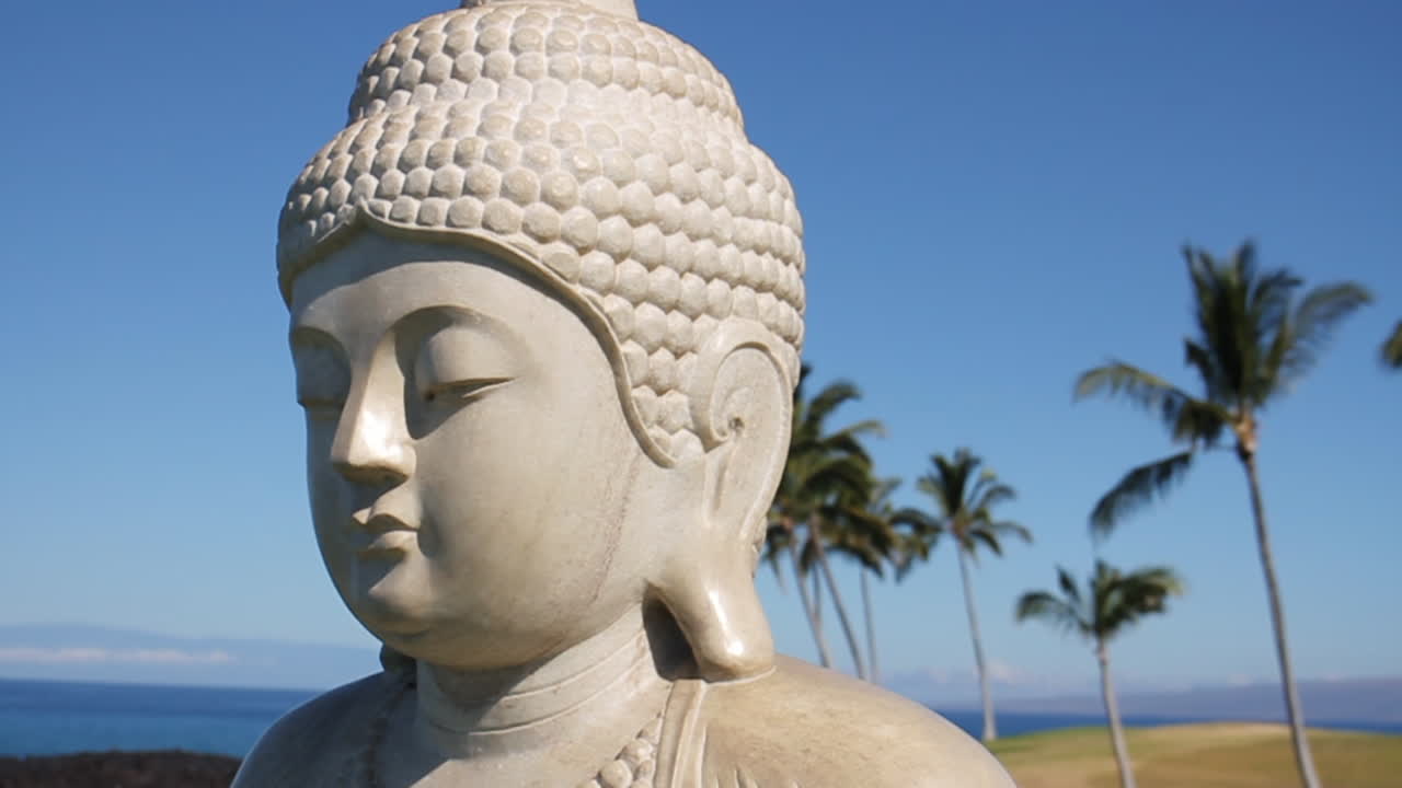 la estatua de buda se sienta en la orilla de la playa en hawaii