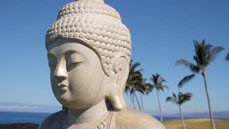 La-Estatua-De-Buda-Se-Sienta-En-La-Orilla-De-La-Playa-En-Hawaii
