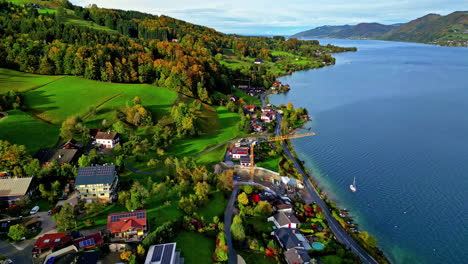 Municipio-Icónico-En-La-Costa-Del-Lago-Attersee,-Vista-Aérea