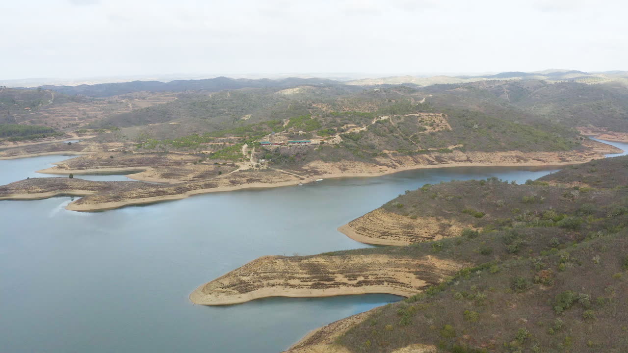 imagen de un dron de una cadena montañosa con una cuenca de drenaje