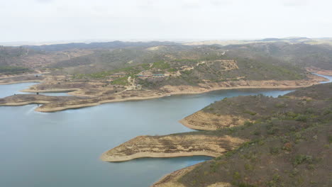 Imagen-De-Un-Dron-De-Una-Cadena-Montañosa-Con-Una-Cuenca-De-Drenaje