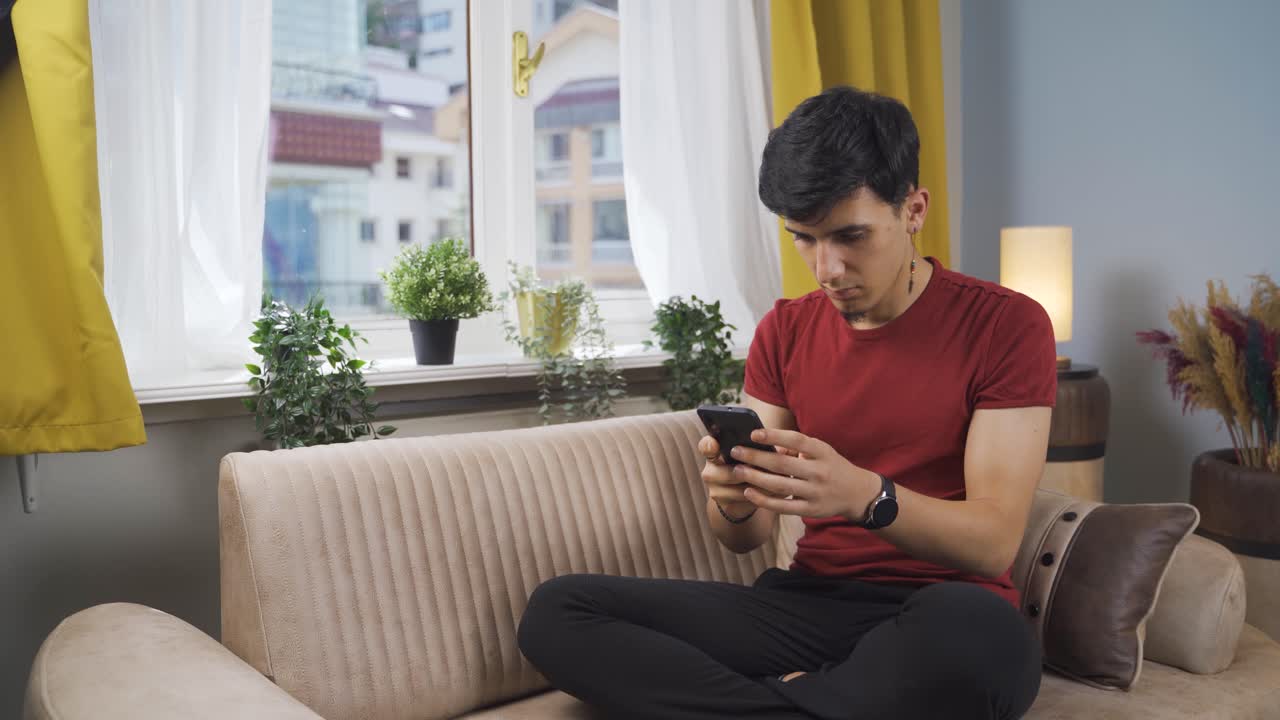 전화로 문자 메시지를 보내는 남자는 여자친구와 헤어집니다.