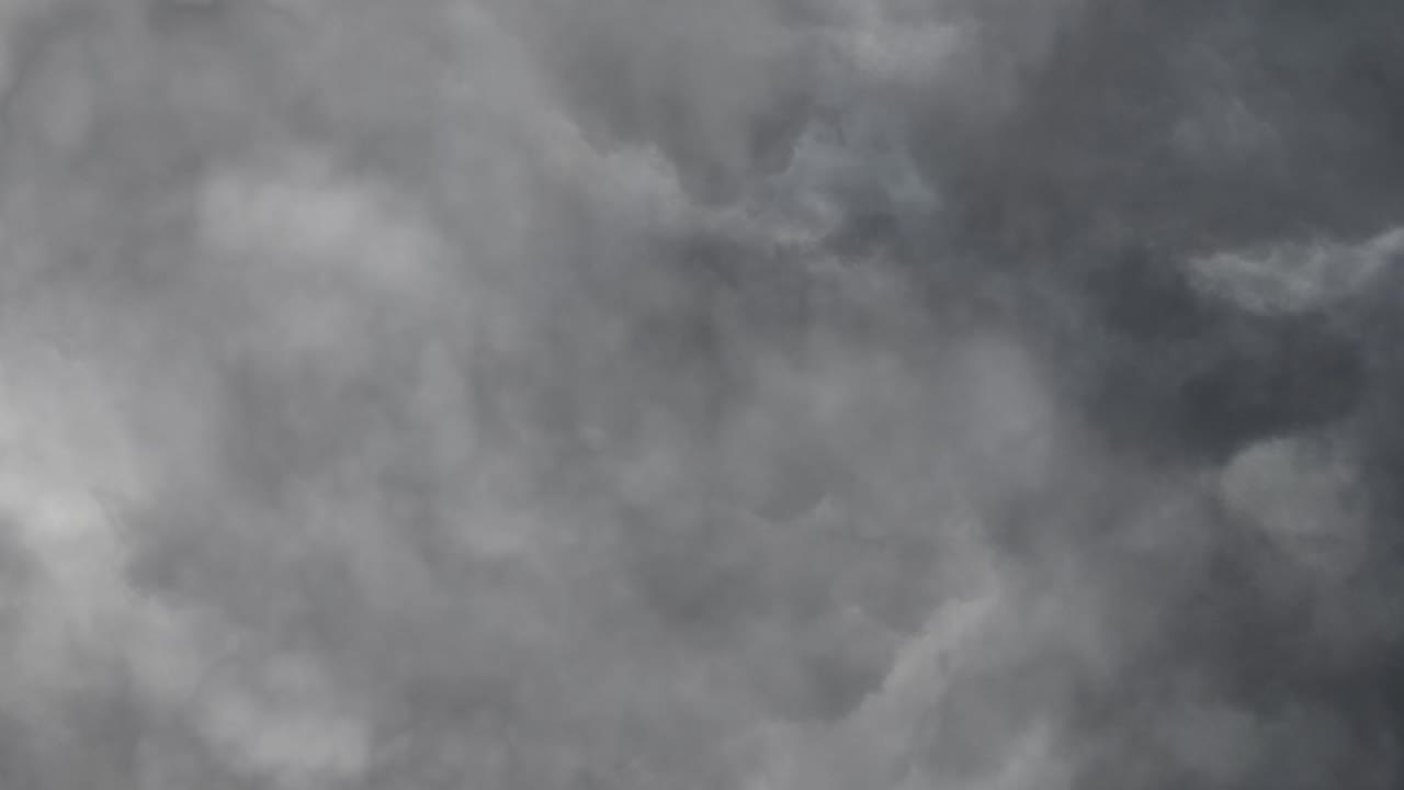 어두운 구름은 어두운 하늘과 스트롬에서 천천히 움직입니다.