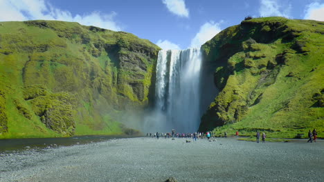 imágenes en cámara lenta de la cascada de skogafoss - cascada ubicada en el río skoga en el sur de islandia