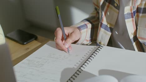 persona tomando notas