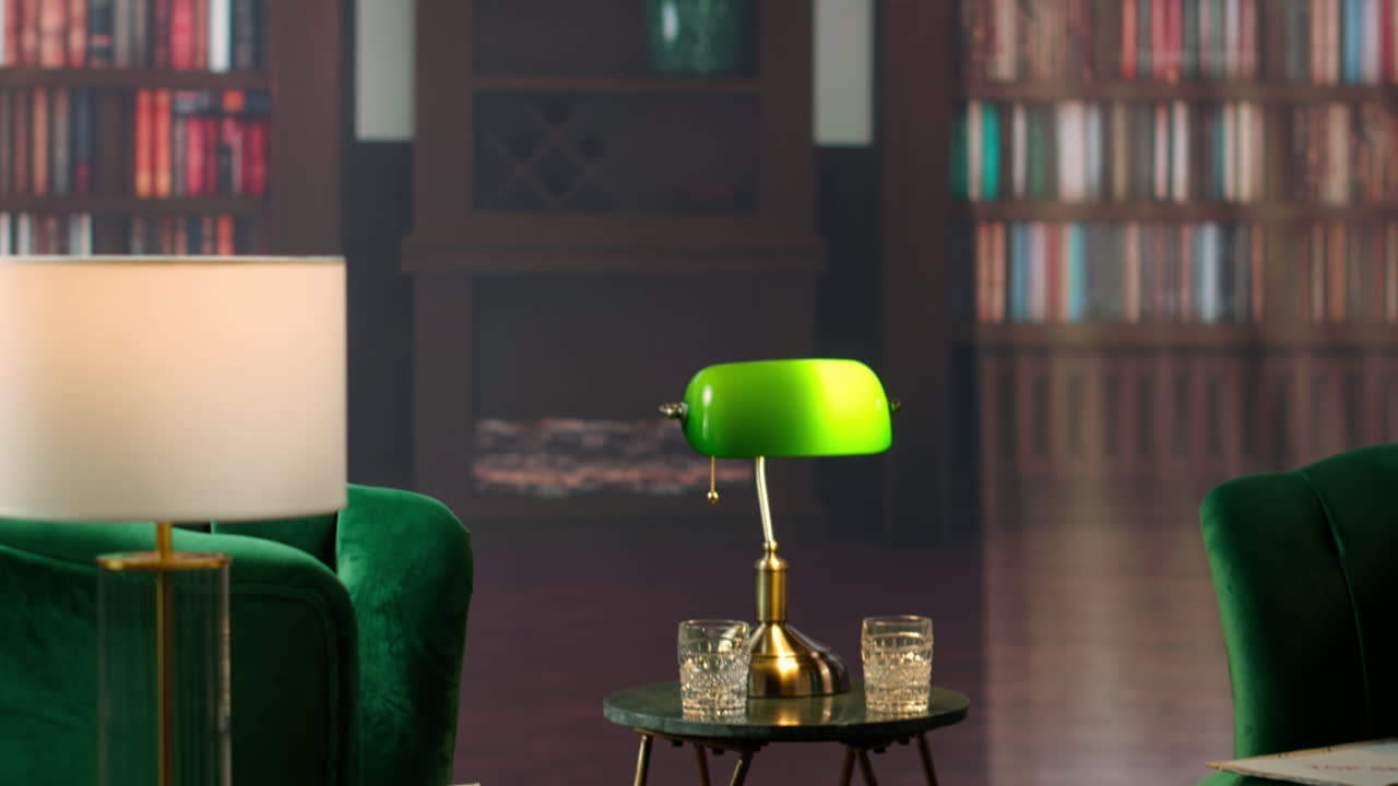 초록색 의자와 위스키 컵이 있는 아한 빈티지 도서관은 고급스러운 환경을 만니다.