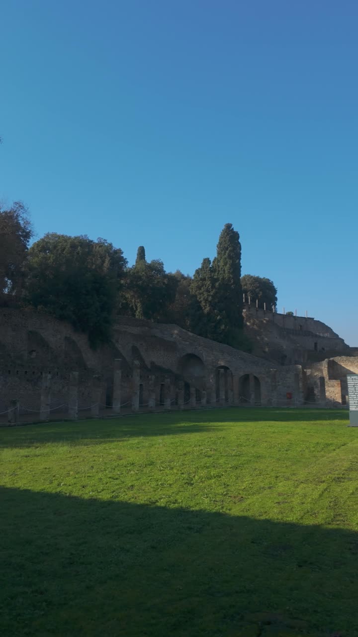 Pompei si apre sul cortile centrale della Palestra Sannitica, dove lo spazio aperto definisce il movimento e l'addestramento.