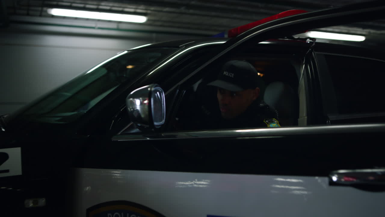 엄격한 경찰들이 총을 겨누고 있습니다.