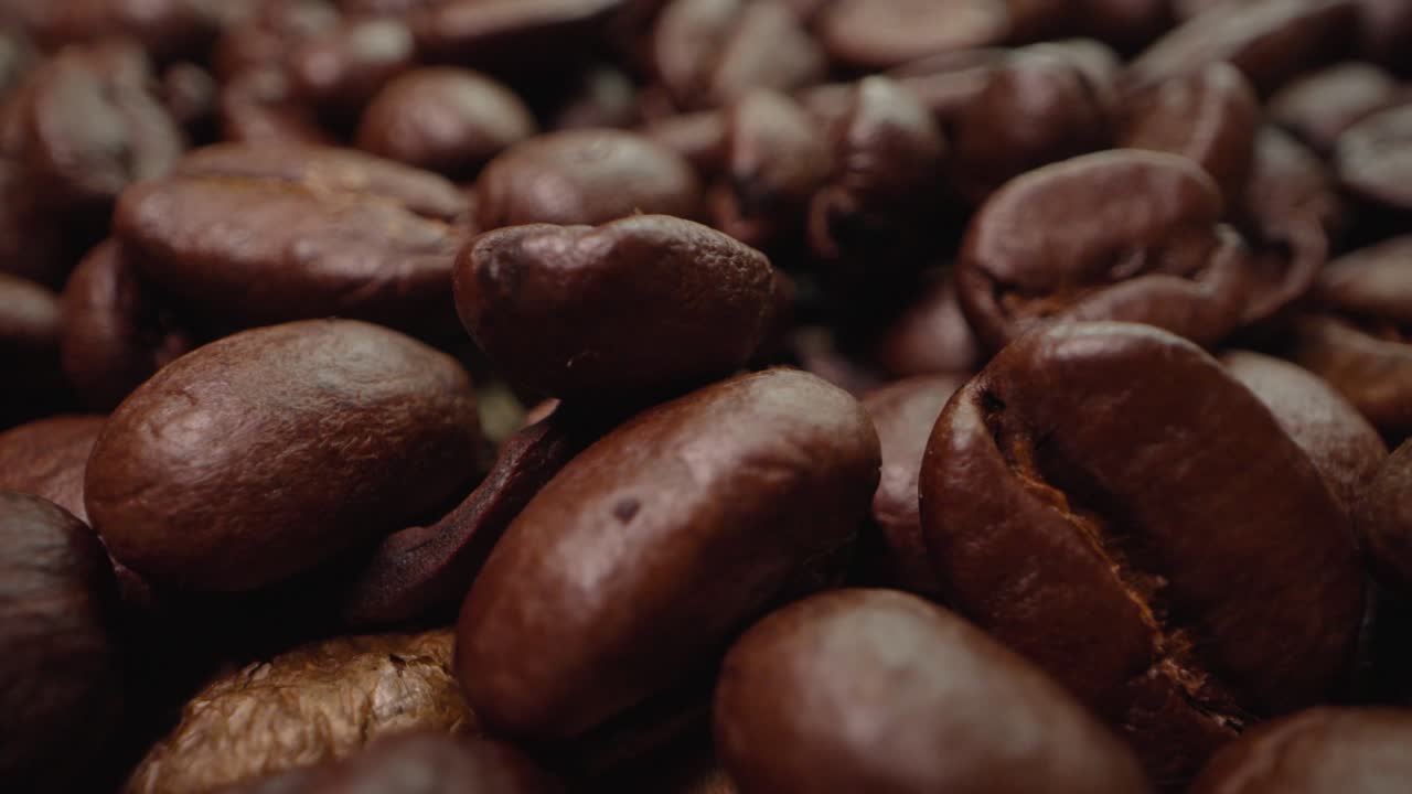 Cambiamenti di illuminazione su uno scatto macro di una pila di chicchi di caffè