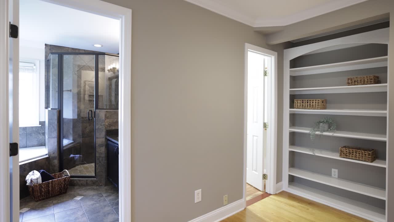 baño de lujo con bañera y bandeja de ducha