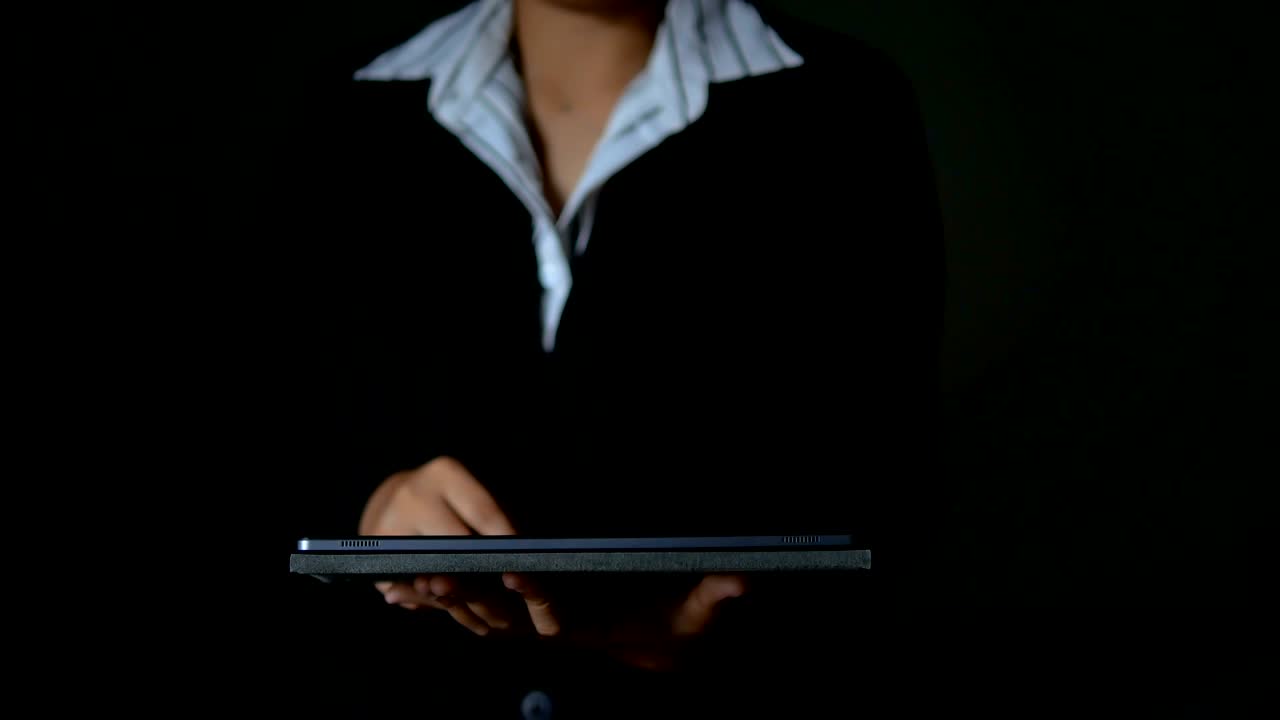 타블 다크와 곡물 가공을 사용하는 사업가