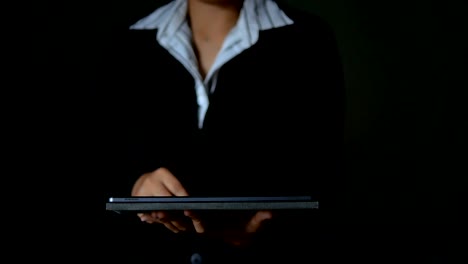 mujer de negocios que usa tabletas oscuras y grano procesado