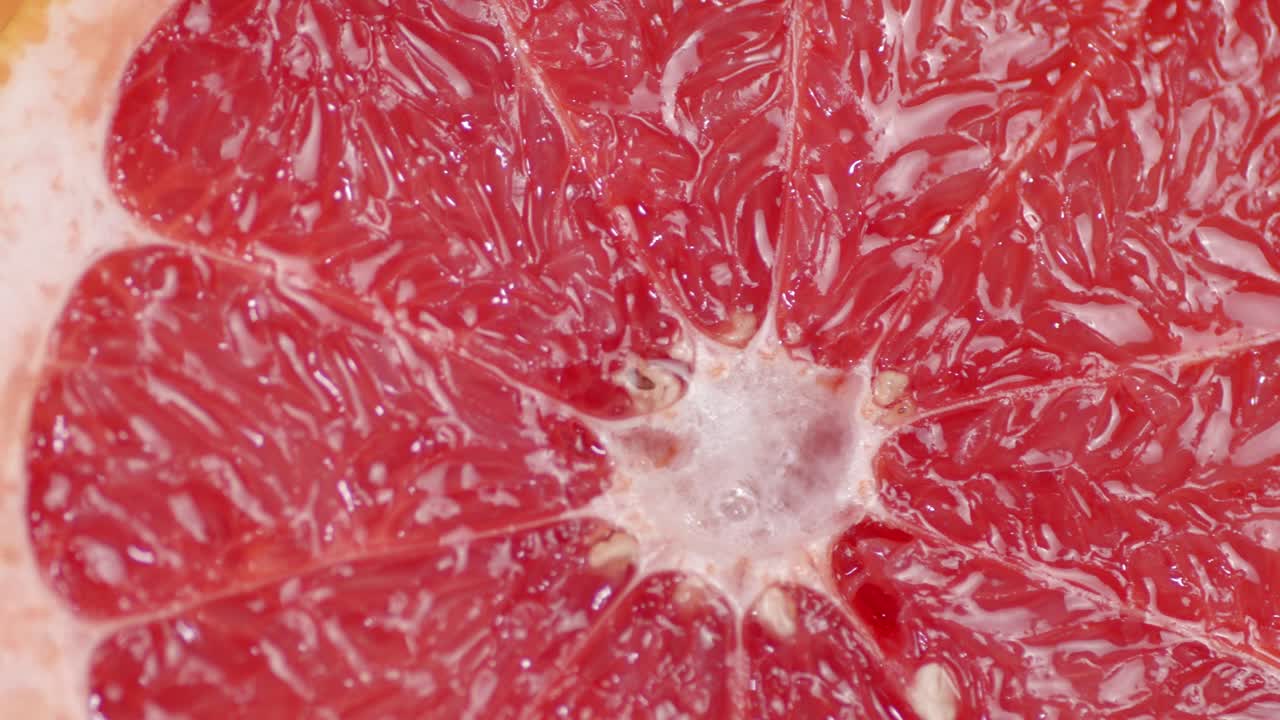 매운 익은 빨간 그레이프프루트 조각.