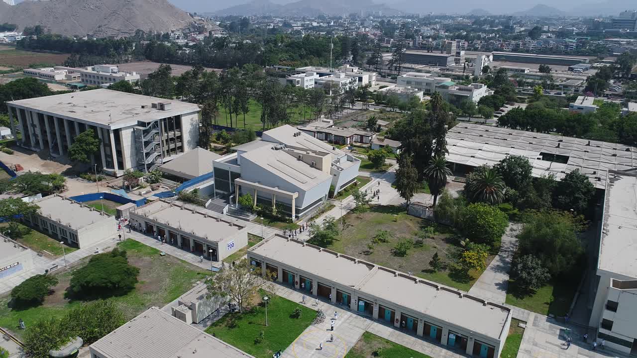 페루의 대통령 선거와 의회 선거 장소의 드론으로 만든 하이퍼스