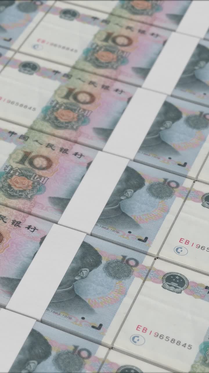 Vídeo vertical de 10 notas de renminbis chineses impressas por uma prensa de dinheiro