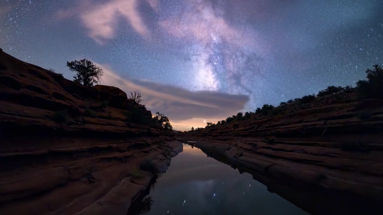 Time-lapse da Via Láctea Sobre um Rio em Cânion Desértico