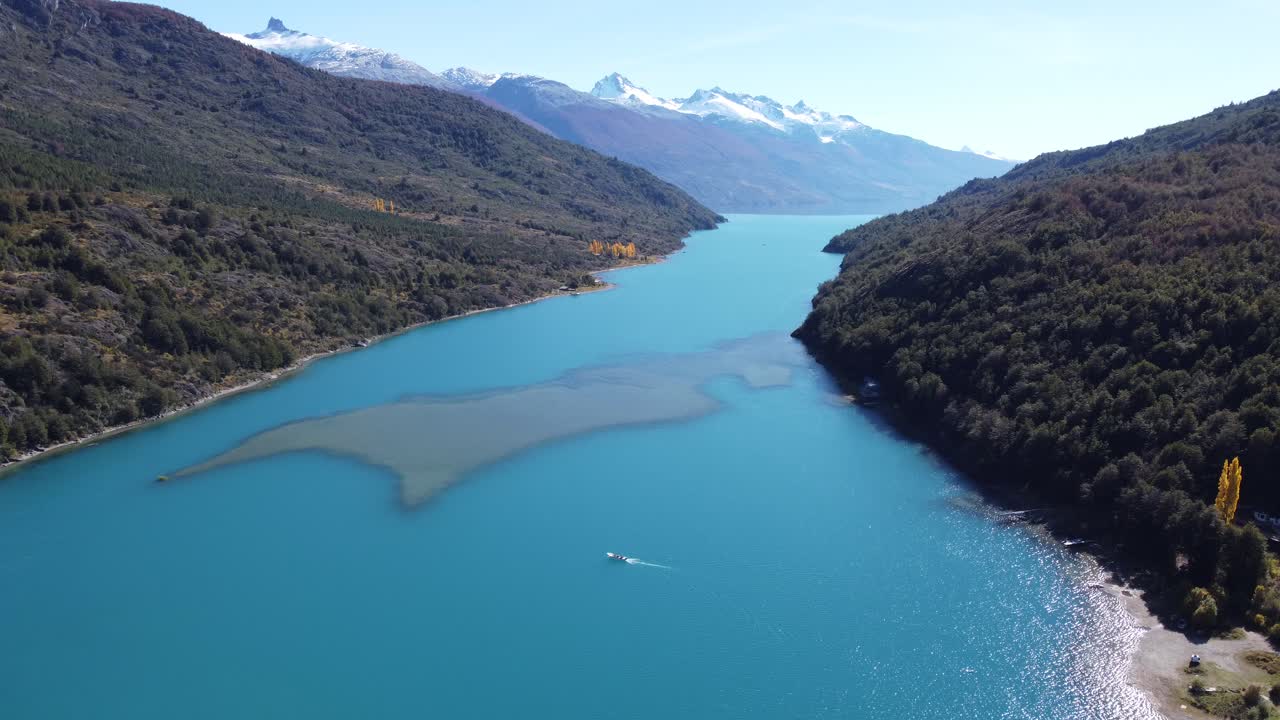 칠레 남부 파타고니아의 자갈길 카레테라 오스트랄을 따라 아름다운 눈 덮인 산 풍경과 인상적인 청록색 맑은 강