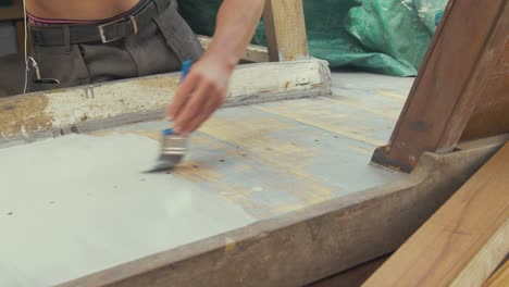 joven cepillado de madera de teca con pintura de imprimación de madera de aluminio mantenimiento de barcos de madera