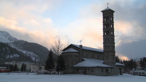 Una-Iglesia-Con-Una-Gran-Aguja-En-El-Invierno