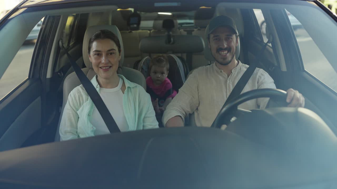 familia feliz conduciendo en un coche