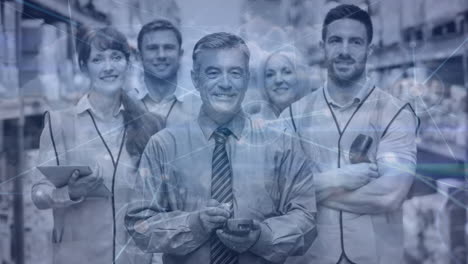 equipo sonriente de trabajadores del almacén