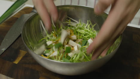 mezclar verduras verdes en un recipiente de metal