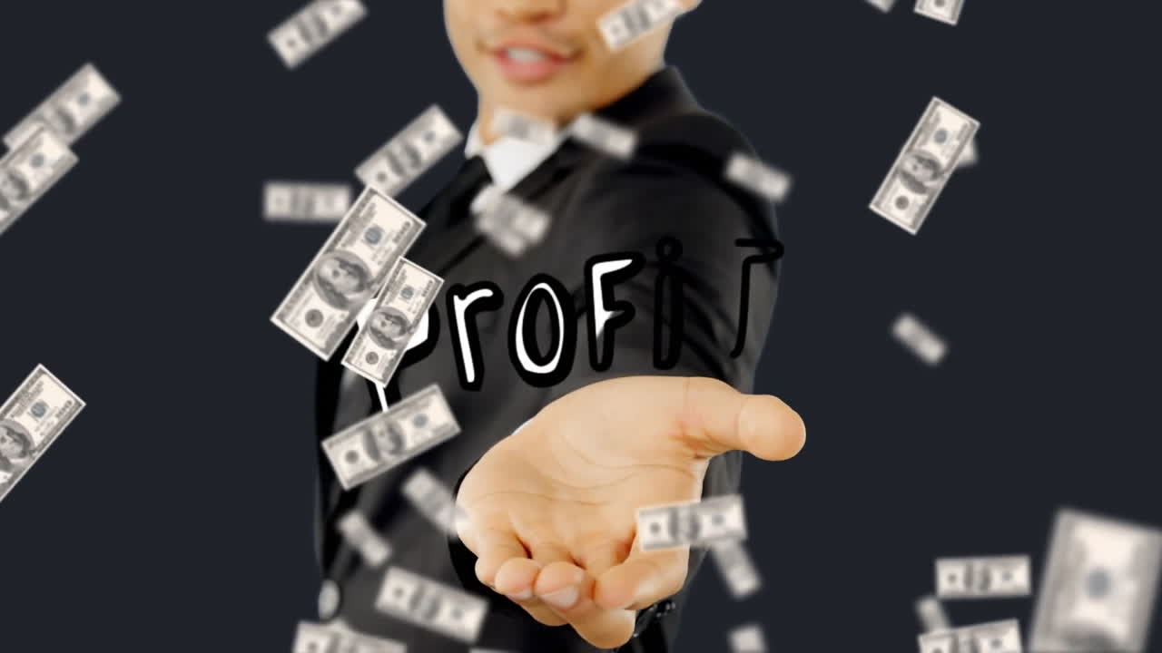 백그라운드에 달러 지폐와 사업가와 함께 표시되는 단어 수익