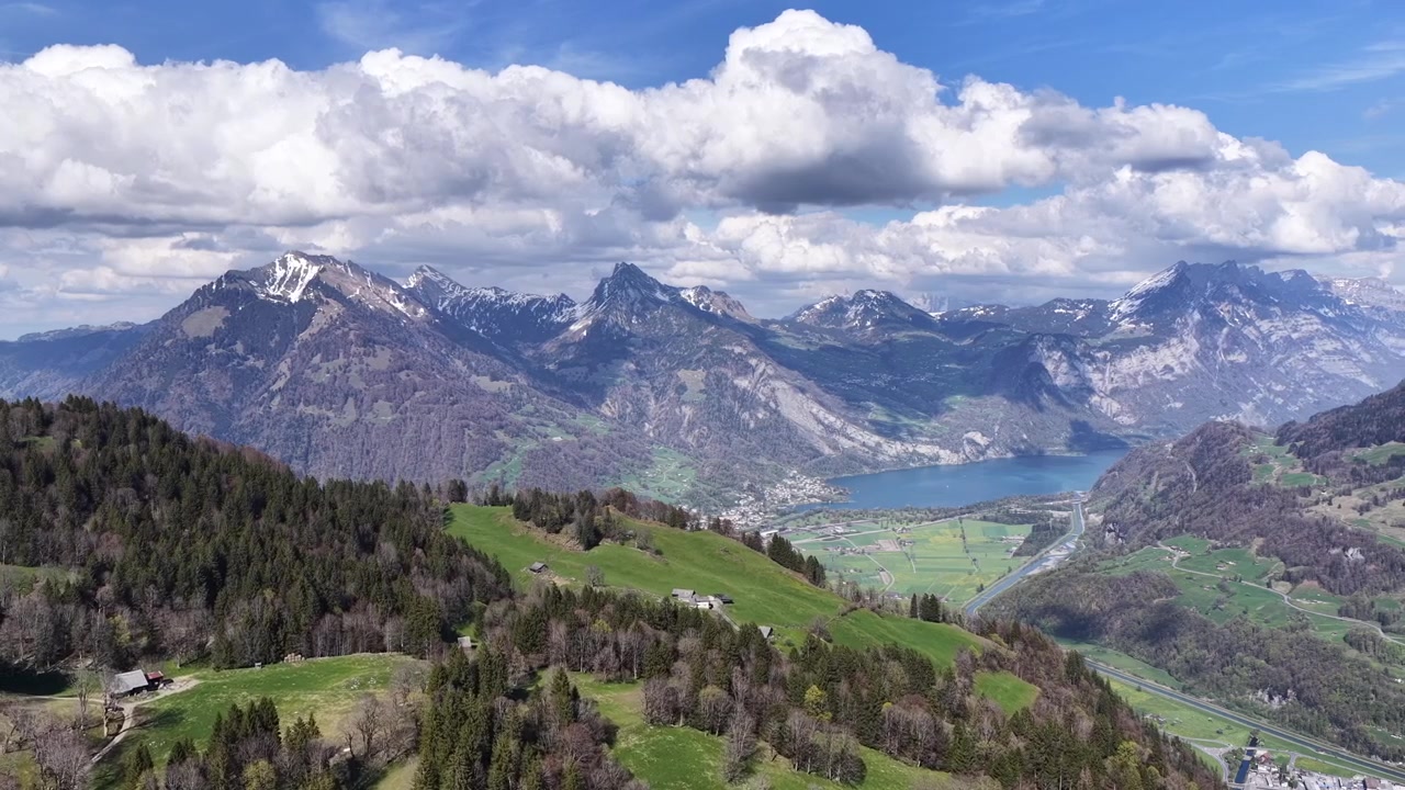 Paesaggio panoramico con vista sull'Obersee vicino a Näfels nel Canton Glarona, Svizzera, con prati alpini, imponenti cime montuose e il lago turchese sottostante