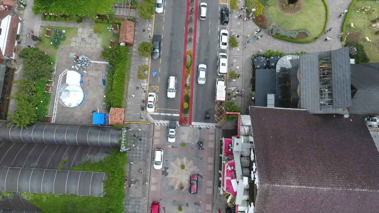 자동차가 지나가고 사람들이 걷는 위의 거리