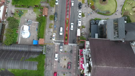 Straße-Von-Oben-Mit-Vorbeifahrenden-Autos-Und-Passanten