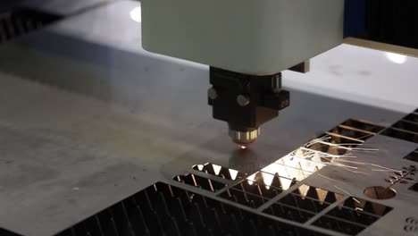 corte láser cnc de metal, tecnología industrial moderna.