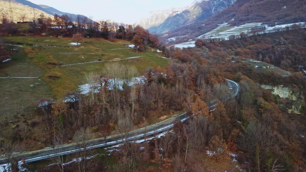 imágenes de drones de caminos sinuosos a través de las montañas de la región del valle de aosta en el norte de italia