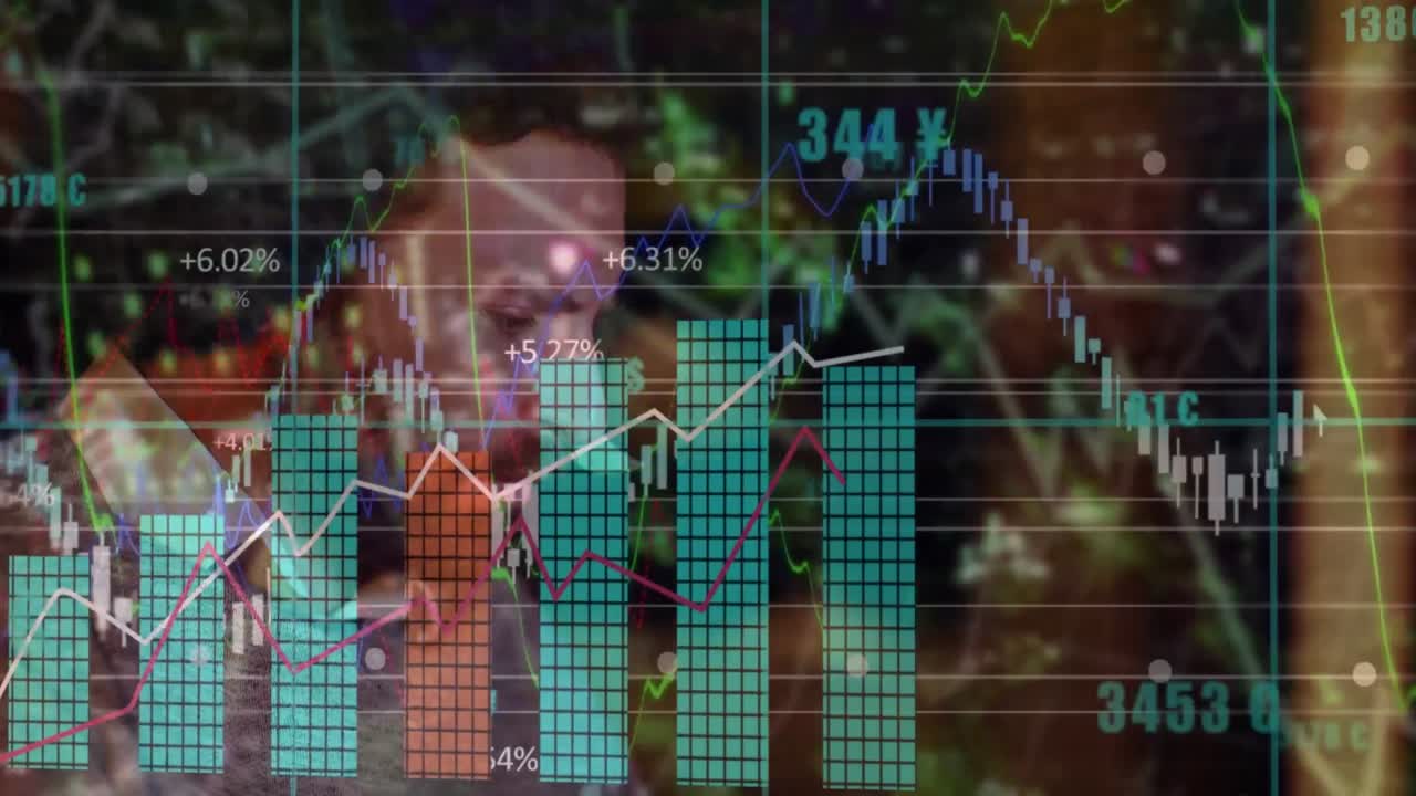 Animación de procesamiento de datos financieros y estadísticos sobre un hombre caucásico usando una computadora en una oficina.