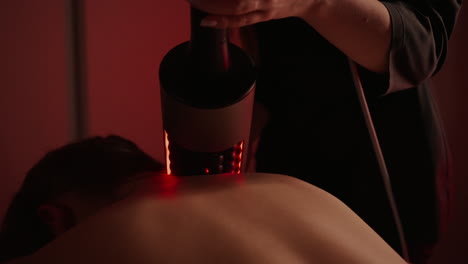 woman receiving red light therapy massage