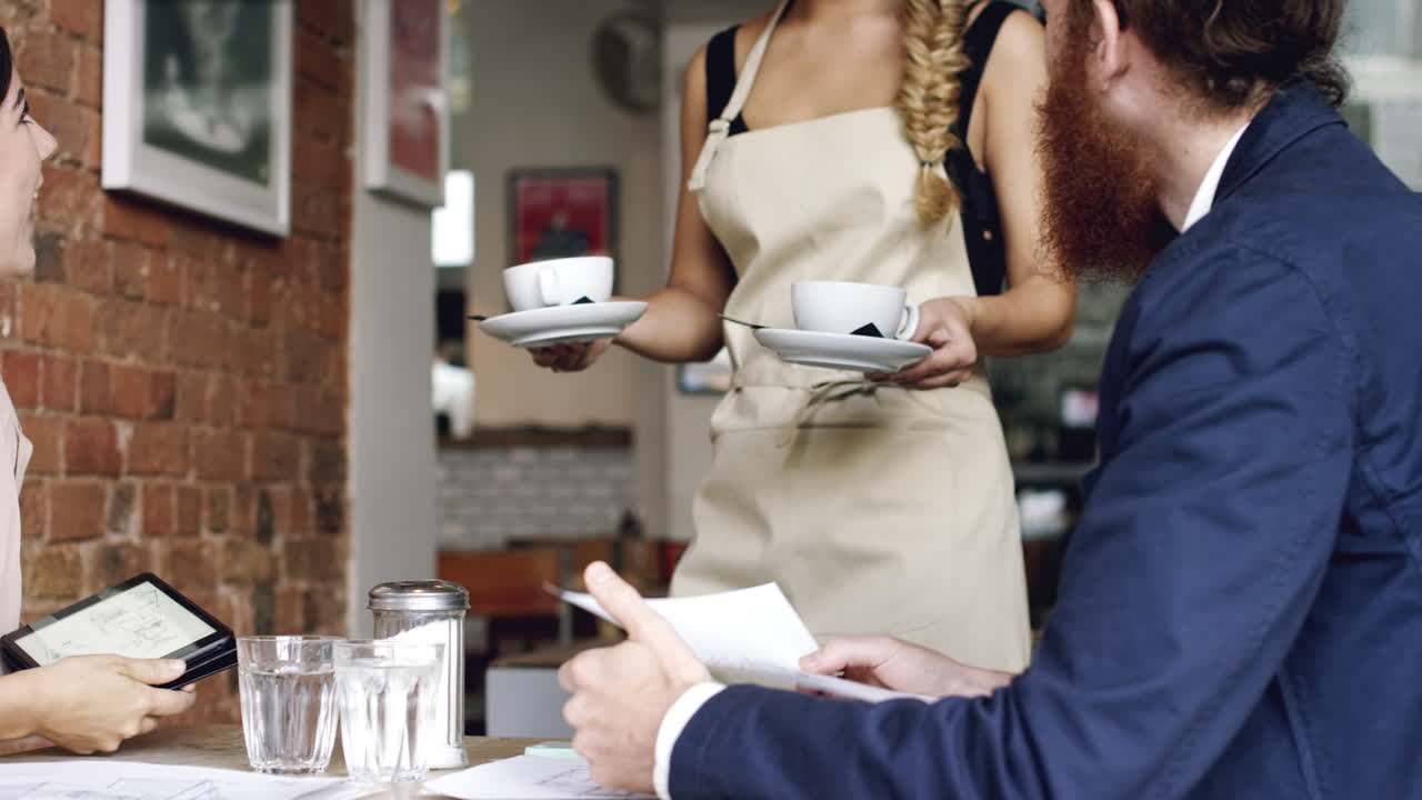 고객 과 웨이트 스태프 와 함께 카페 장면