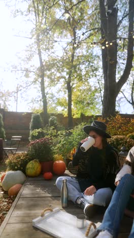 dos amigos disfrutando de un soleado día de otoño