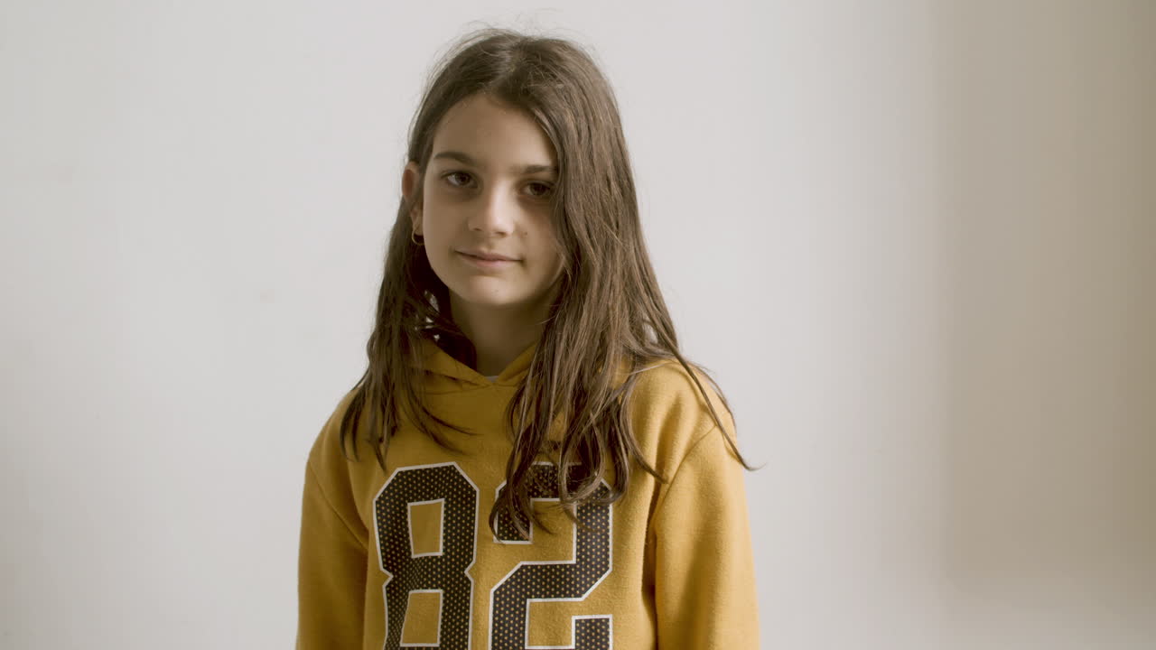 una chica caucásica avergonzada mirando a la cámara.