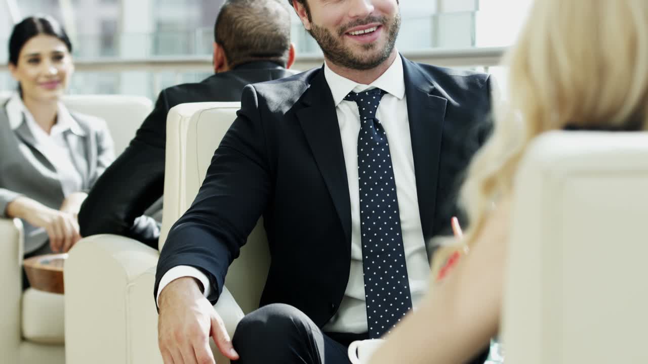 ejecutivos de negocios de oriente medio y occidente se reúnen