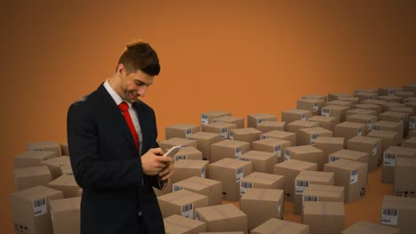 animación de un hombre usando un teléfono inteligente con pilas de cajas sobre un fondo naranja