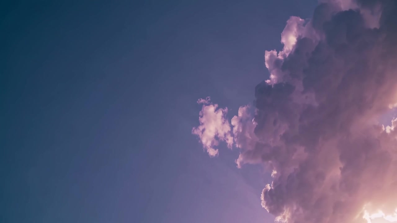 Time-lapse di nuvole drammatiche che si muovono attraverso un cielo viola al tramonto