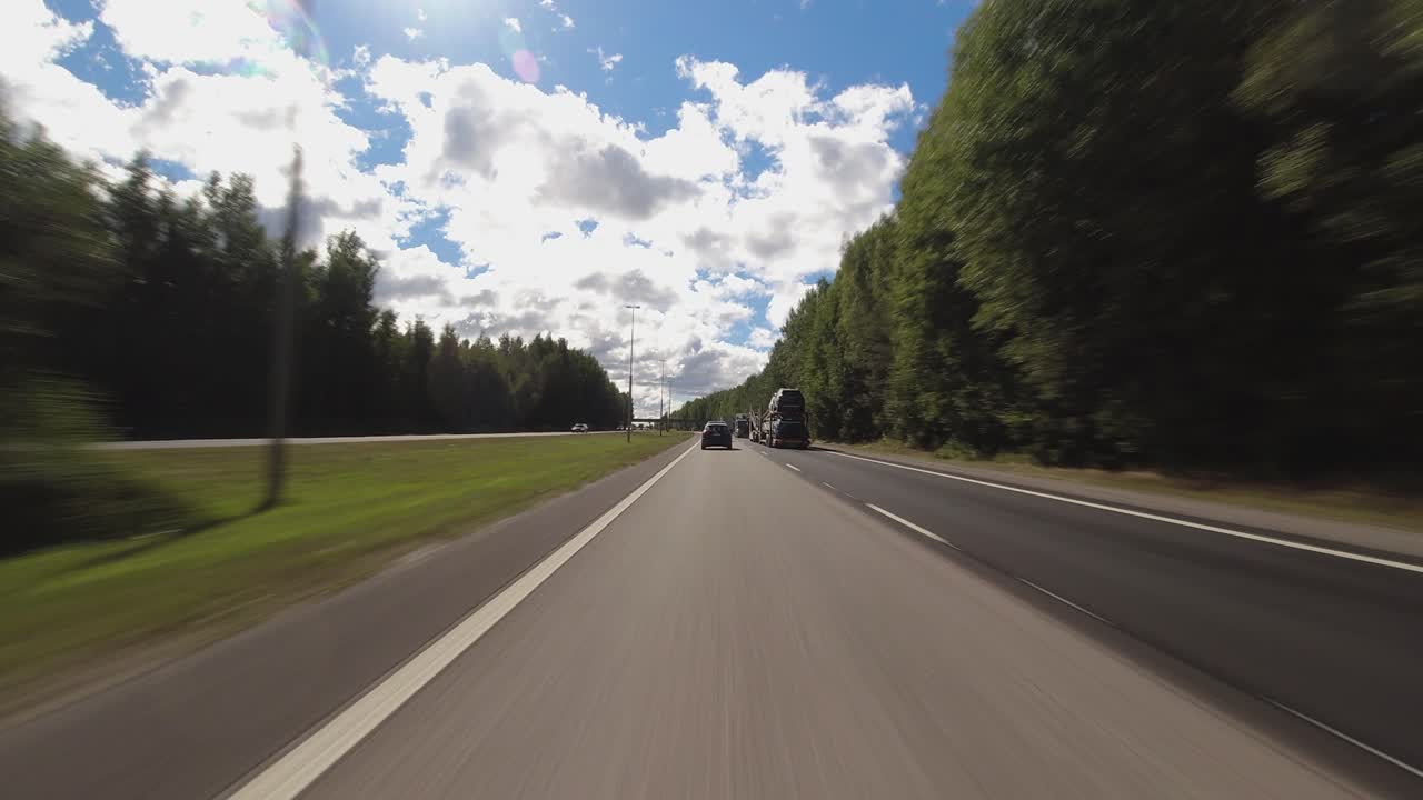 Hyperlapse POV: Zmiana pasów, jazda po dwujezdniowej drodze krajowej
