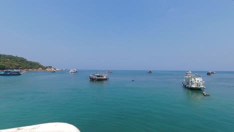 Time-lapse-Desde-La-Parte-Trasera-Del-Barco-Que-Sale-Del-Puerto-En-Una-Isla-Tropical