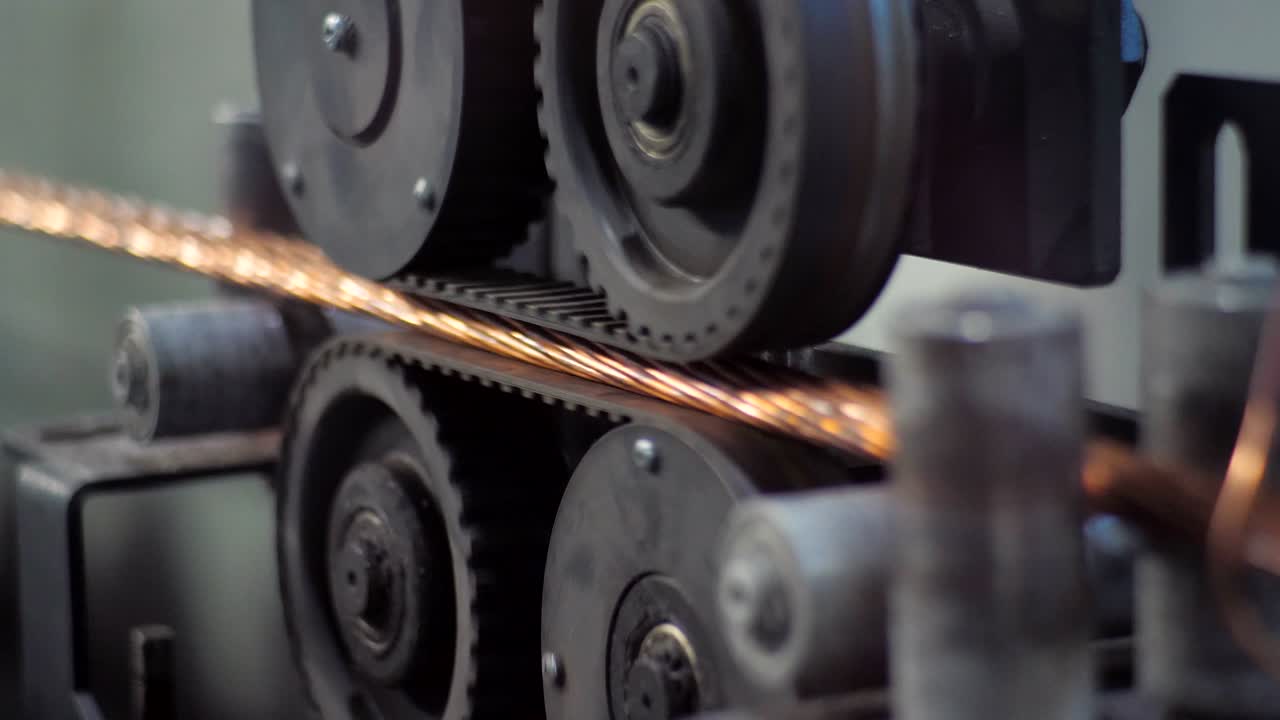 el proceso de fabricación de cables eléctricos hechos de alambre de cobre. el plan principal del sitio dibujado con alambres de cobre.