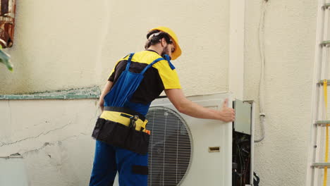 técnico desmantelando el condensador