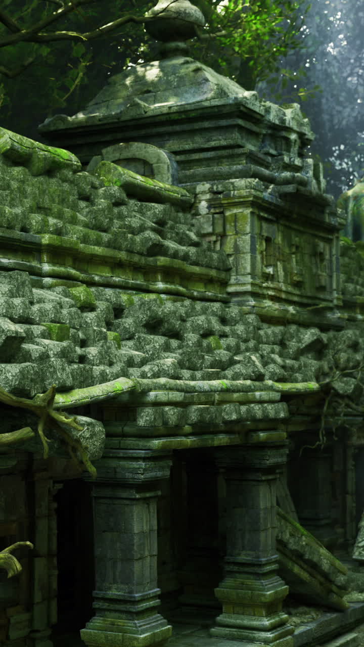 Antiche rovine di un tempio abbracciate dal verde arazzo della natura in una foresta nebbiosa