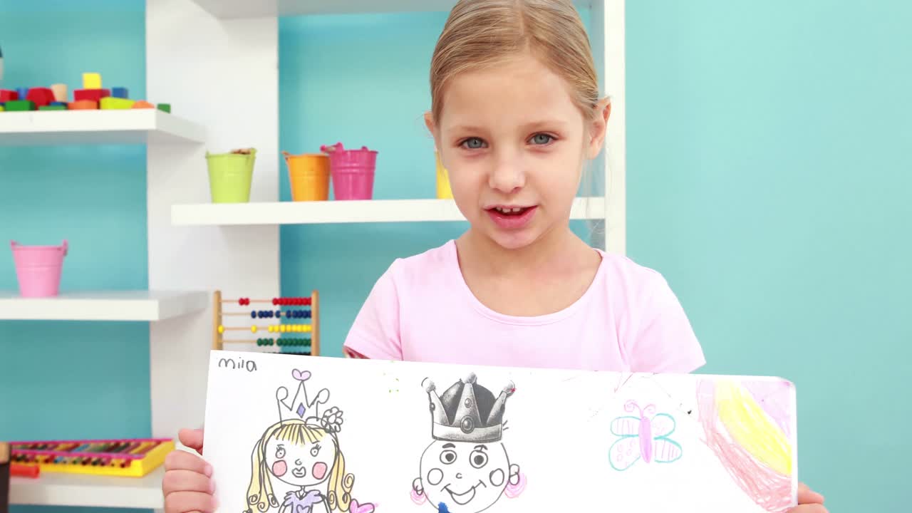 그녀의 사진을 보여주는 작은 소녀