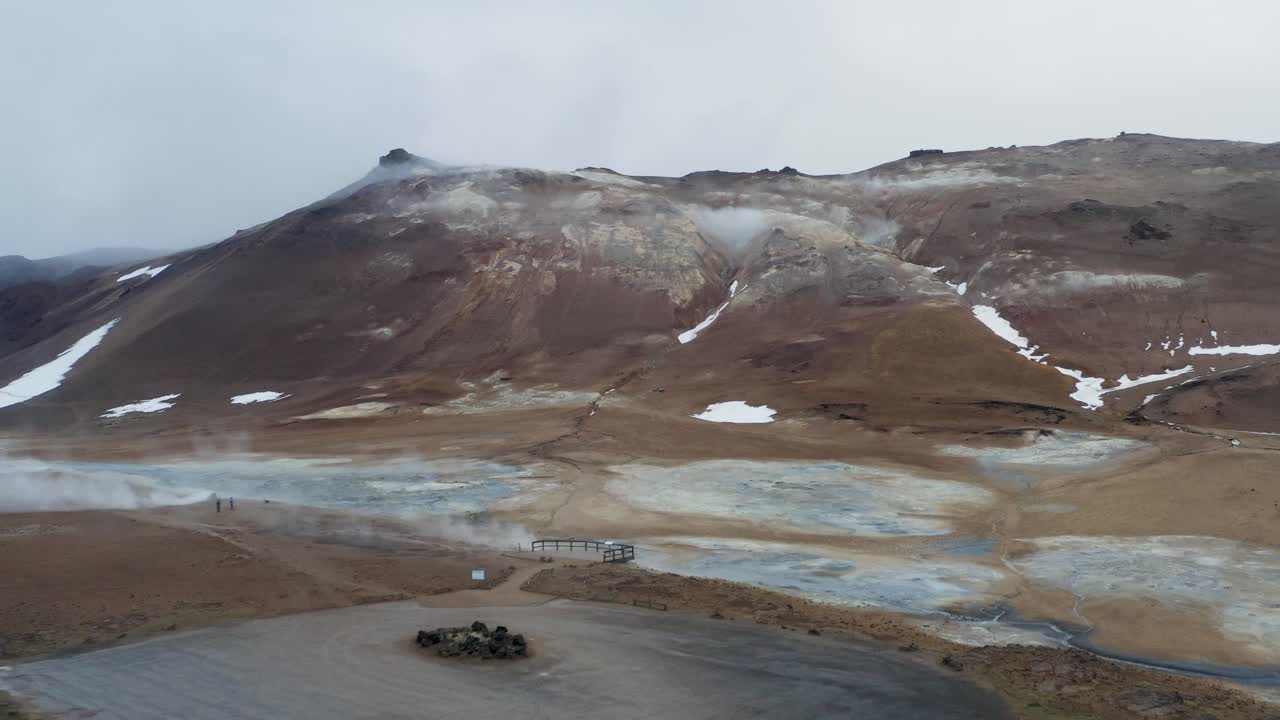 antena acercándose al área geotérmica de námafjall hverir cerca del lago mývatn en el norte de islandia
