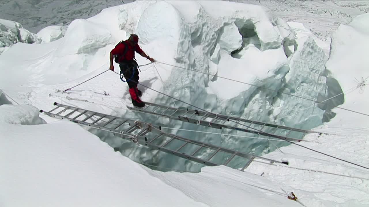 큰 사다리를 건너는 산악인